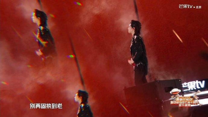 #华晨宇从烟火尘埃到银河篝火#华晨宇的舞台每一次都是非常高质量，当今晚再次呈现在