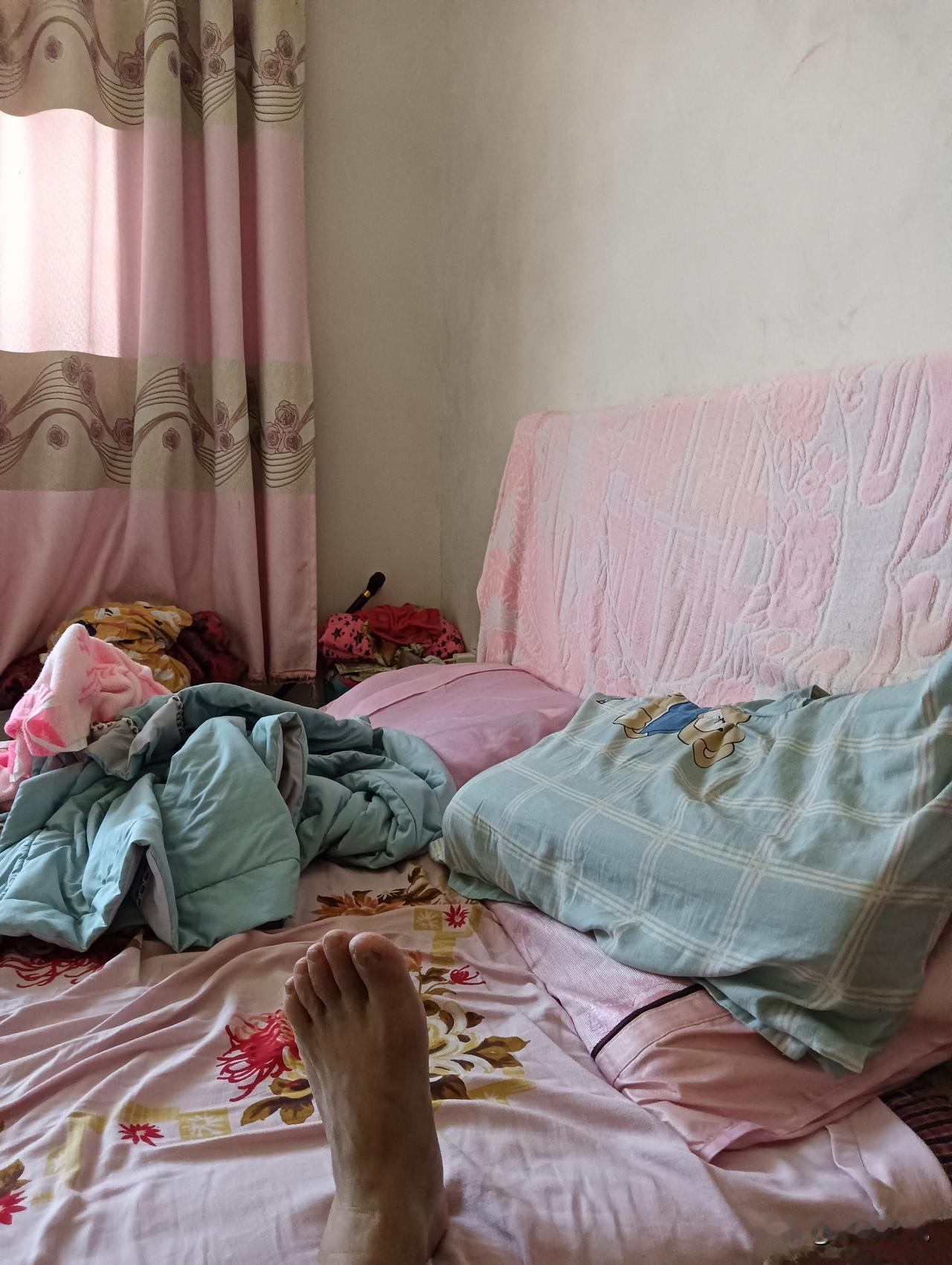 凌乱的床铺，慵懒的午后，随心所欲的放松时光。🌸💤💤