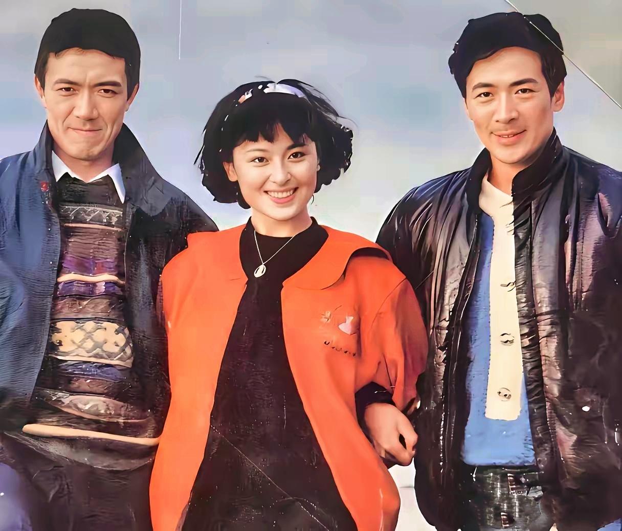 一张3星同框的老照片：

我一眼就认出了秀发飞扬、柳眉杏眼、樱唇莲脸、笑靥如花的