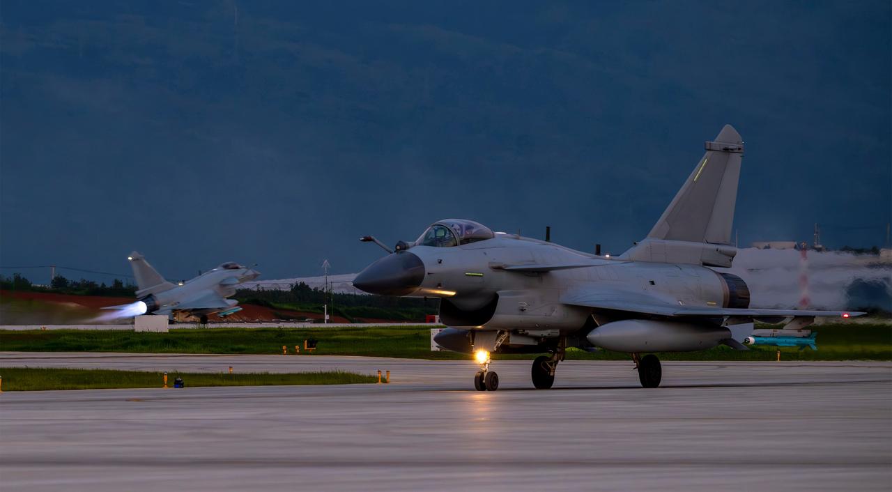 歼-10C（肖锐 摄影）