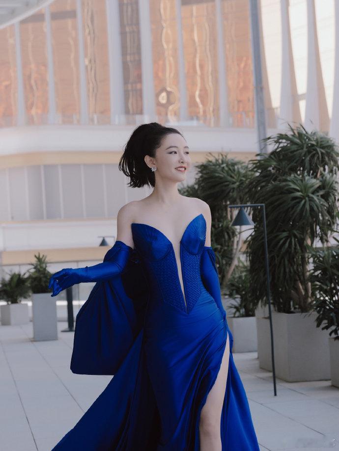 吴倩蝴蝶落在眼睛上   吴倩蓝色丝绸裙 吴倩身着蓝色丝绸裙亮相，蝴蝶剪影落在眼睛