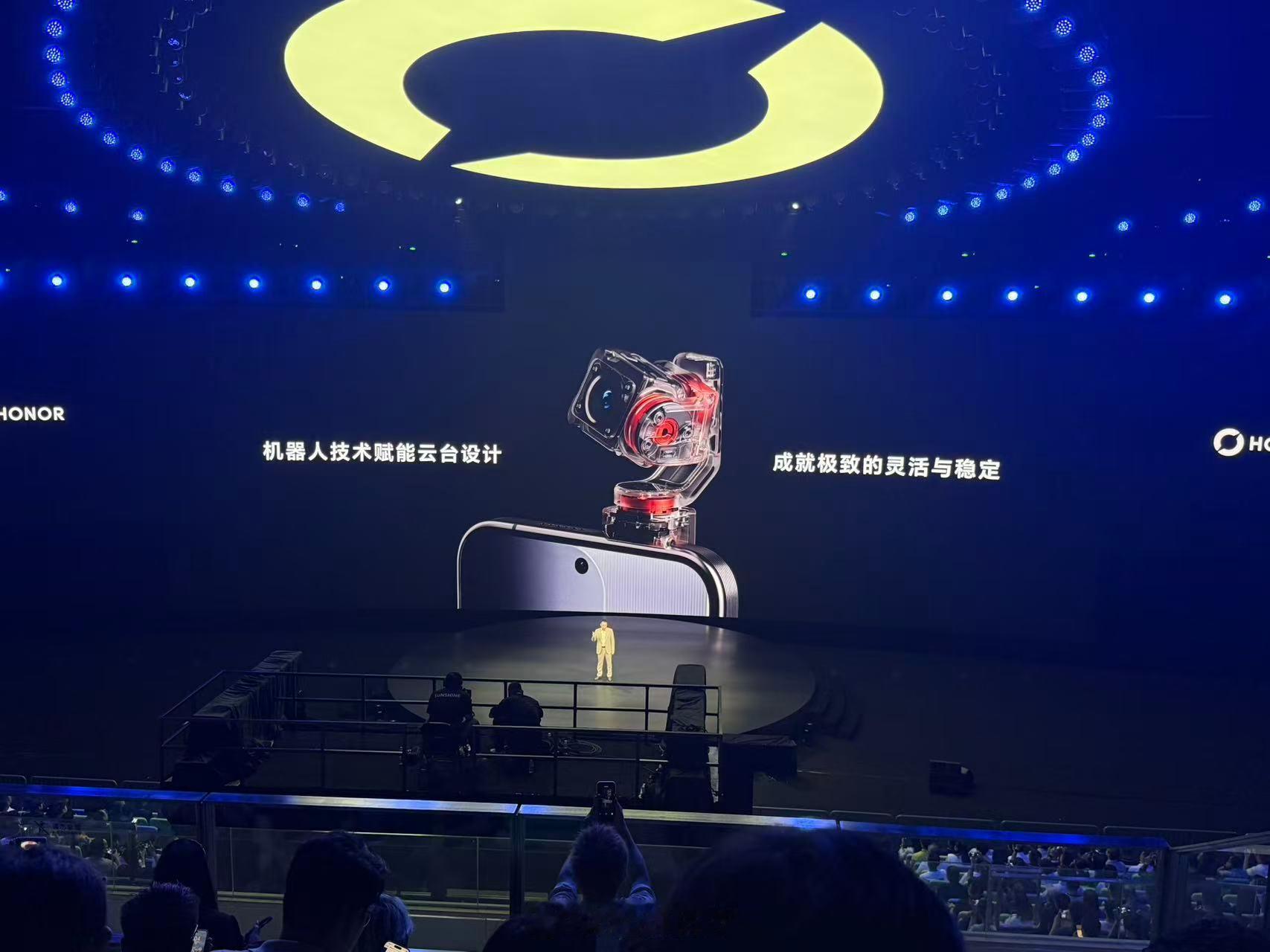 这个结构在现在的手机时代确实很有新意了荣耀Robot Phone