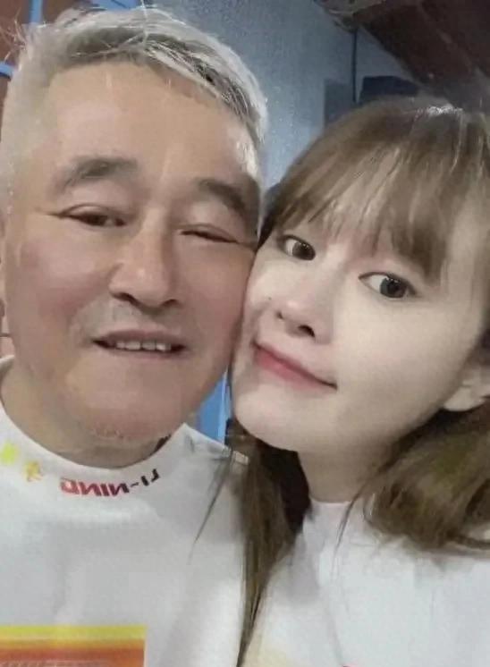 赵本山的女儿球球患抑郁症，引发网友震惊。球球积极接受抗抑郁治疗，因焦虑导致身体出