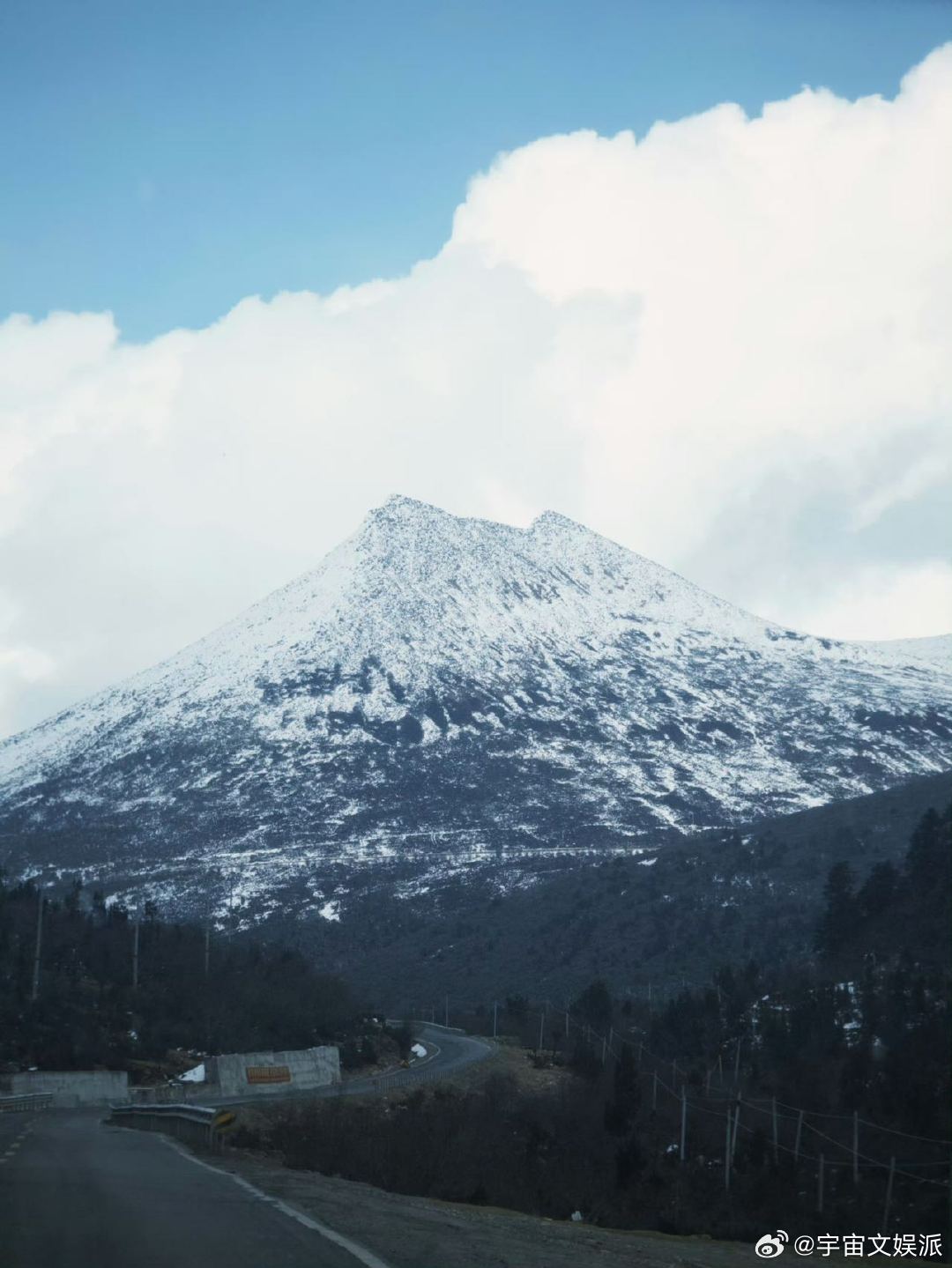 鹭卓连发12张雪山图 种地吧 鹭卓抵达西藏成“站哥”，连发12张雪山图，自述除嗜