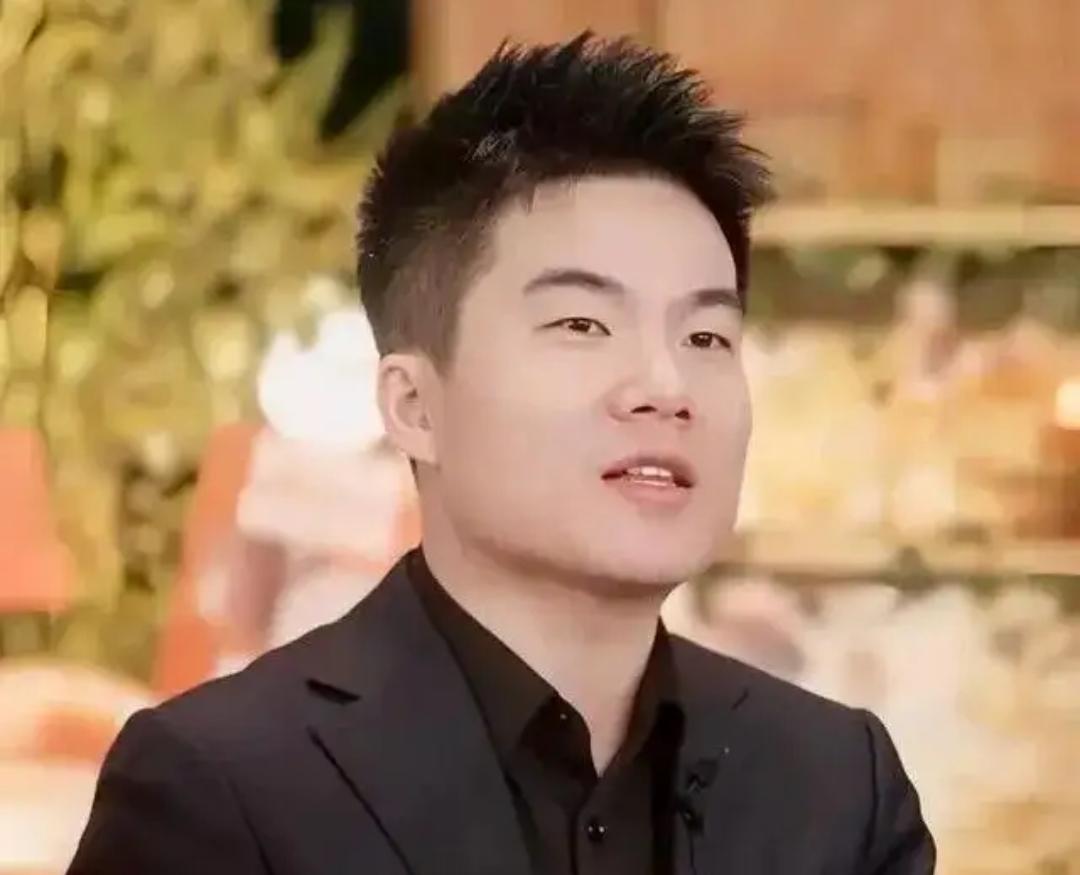 董宇辉公司进军卫生巾赛道！
看到董宇辉公司账号回复网友的卫生巾产品需求，称与辉同