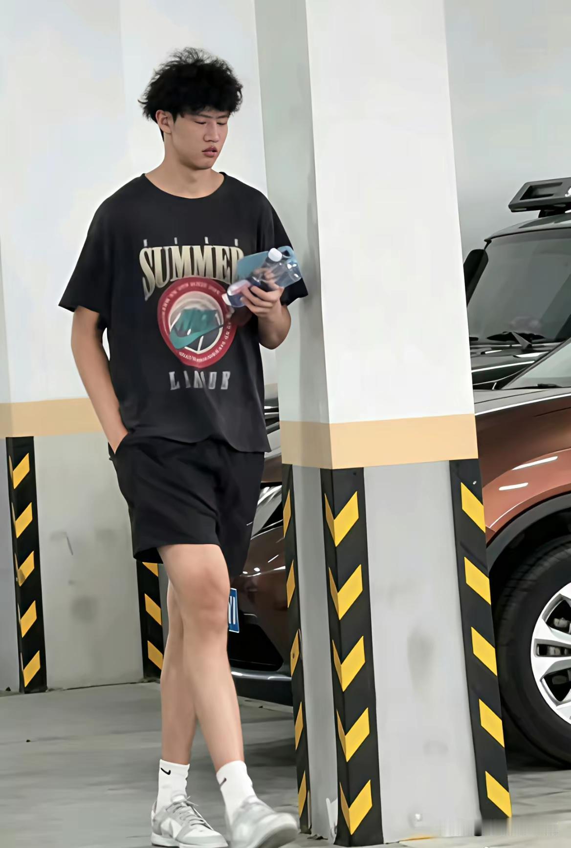 杜峰挨骂的原因跟黄明依俆昕的培养不力有重大关联！
现在杜锋选择不干了，看黃明依在