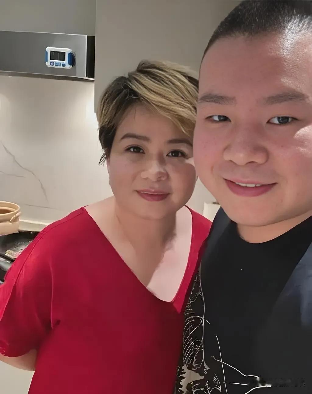 岳云鹏的成功，最要感谢的人，
不是他的父母，不是他的兄弟姐妹，
而是他的老婆郑敏