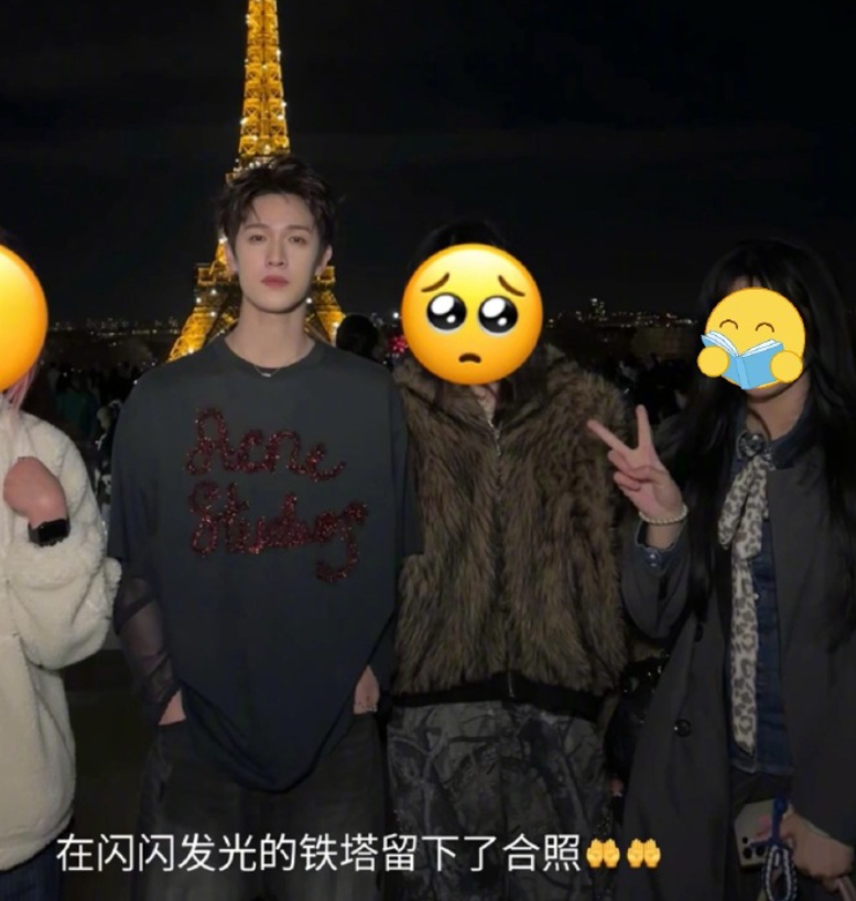 李昀锐巴黎铁塔和网友合影 有网友在巴黎铁塔偶遇李昀锐拍摄，小林还和网友合影了，羡