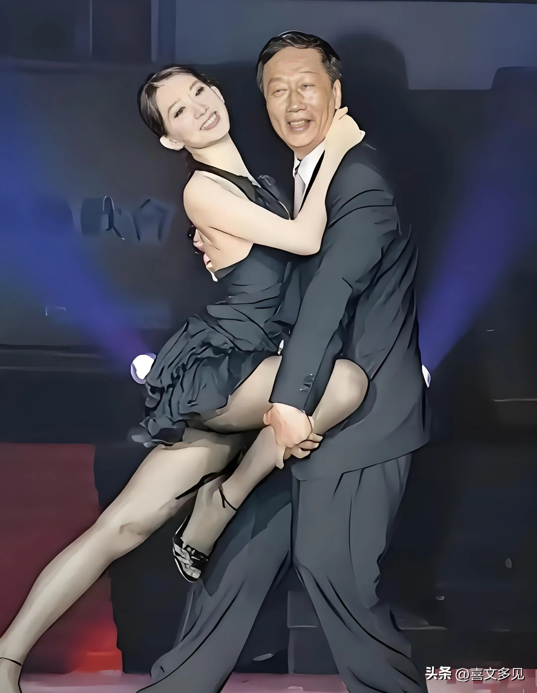 2007年，郭台铭与林志玲贴身热舞，老郭看起来有点hold不住。2007年的郭台