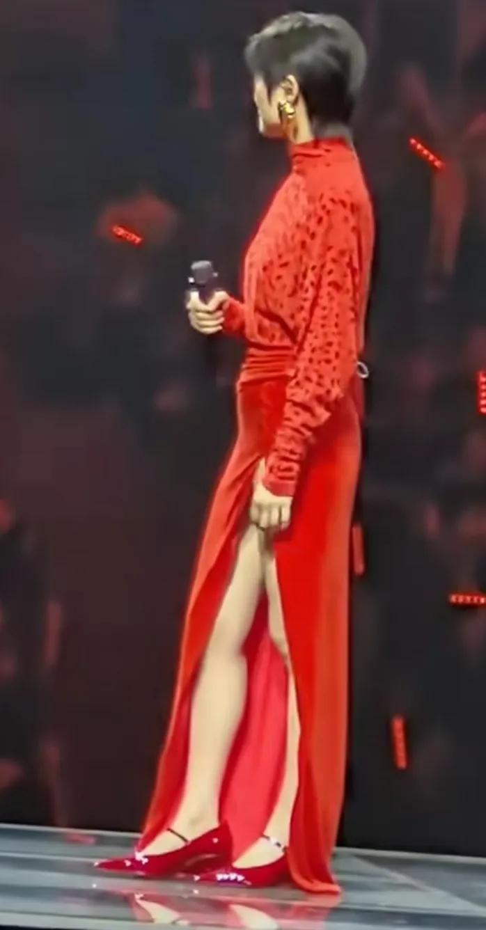 春哥穿上了裙子，终于有了女人味，身材高挑，修长的美腿，她也有着完美的身材。

她