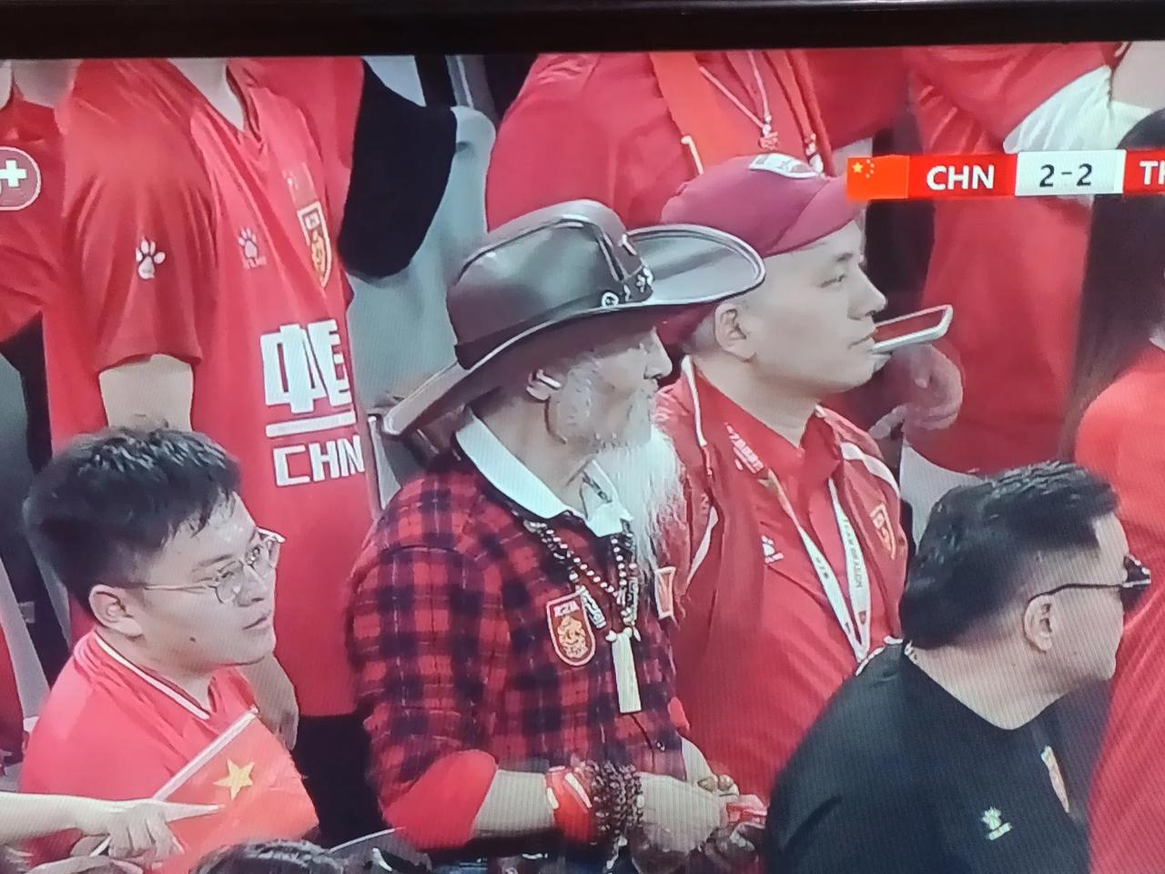 西安国际青年足球锦标赛中国队2：2泰国。在一万五千多球迷助威下开球：
上半场中国