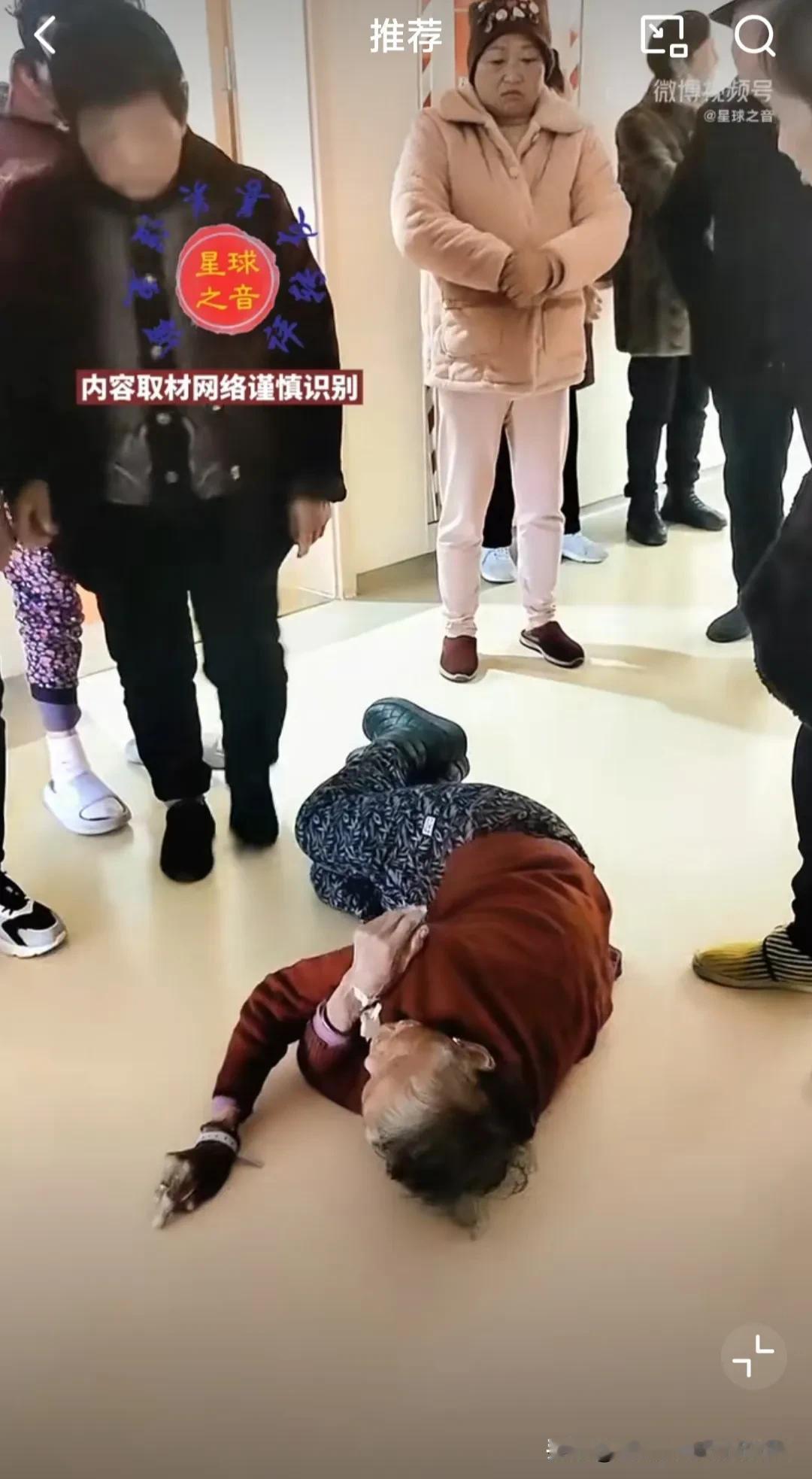 看得好心酸！安徽医院里，一个瘦骨嶙峋的老太，趁女儿护士都不在，自己拔掉针头，从病