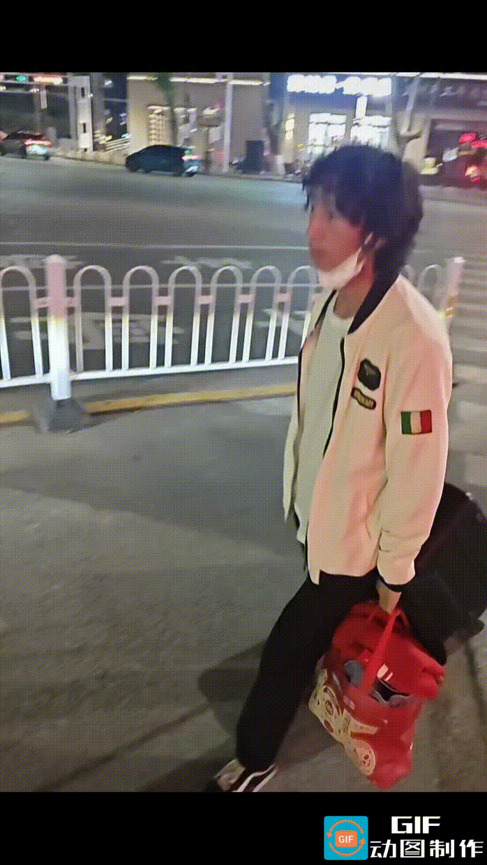 网友在街上偶遇庞麦郎，当时正值傍晚时分，庞麦郎左手提着红色手提袋，拿着一顶黑帽子