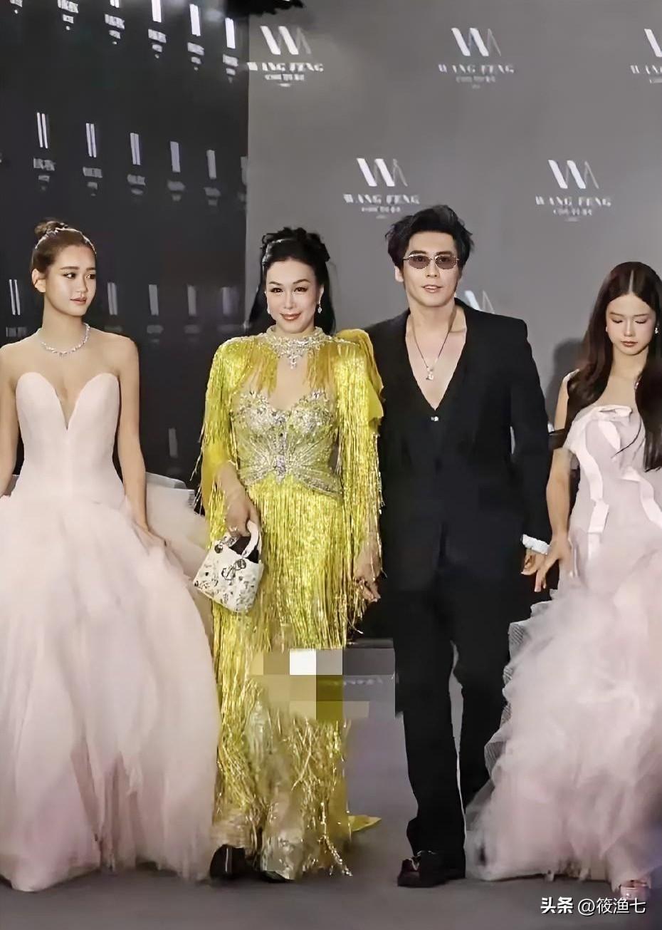 二女儿很漂亮，小女儿也很漂亮，老公也很帅气，钟丽缇觉得自己更“无敌”了
钟丽缇和