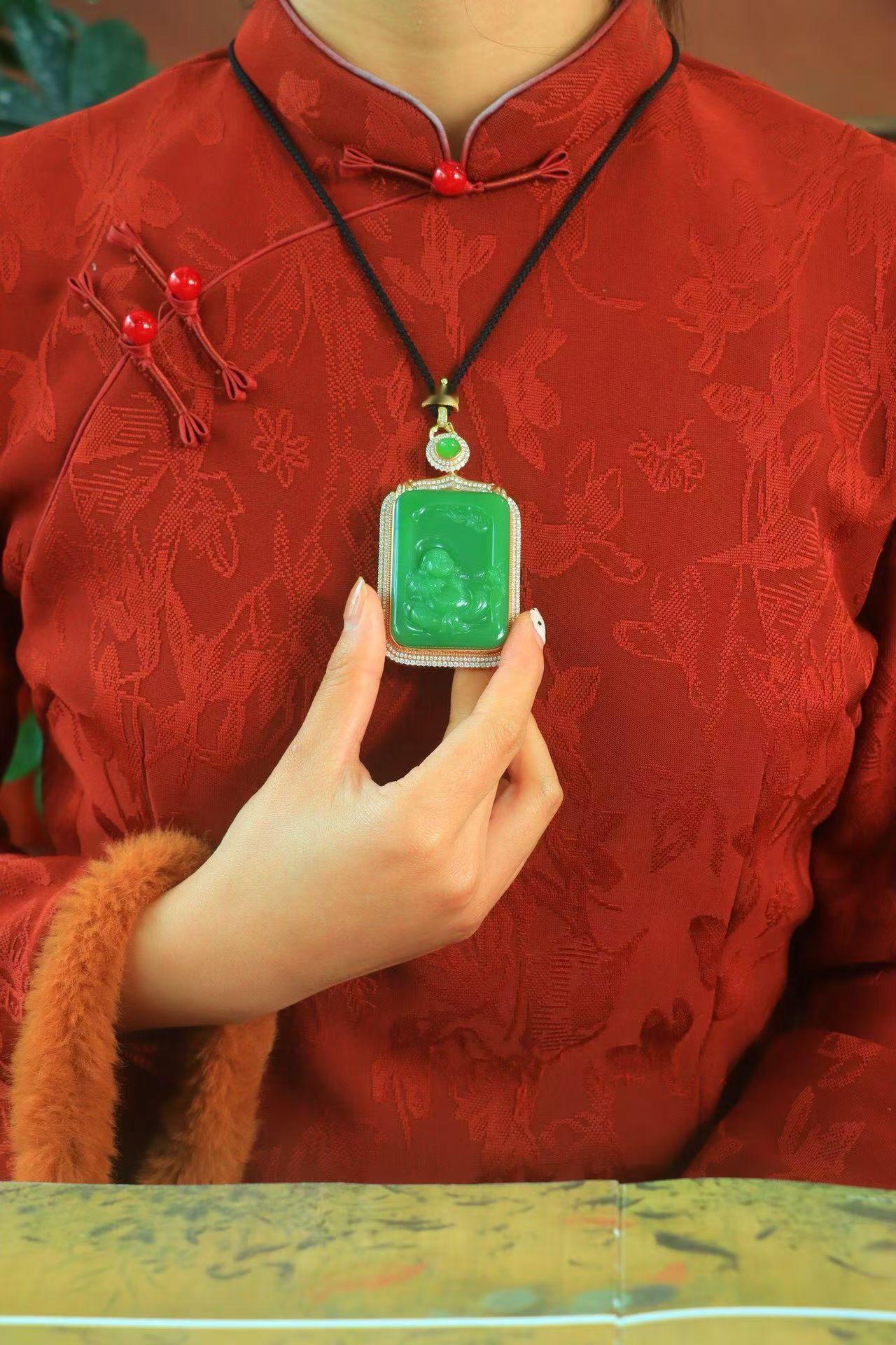 收藏〈18k.弥勒笑佛〉

精品🍀和田玉老坑碧玉，18k金镶嵌，玉质温润细腻，