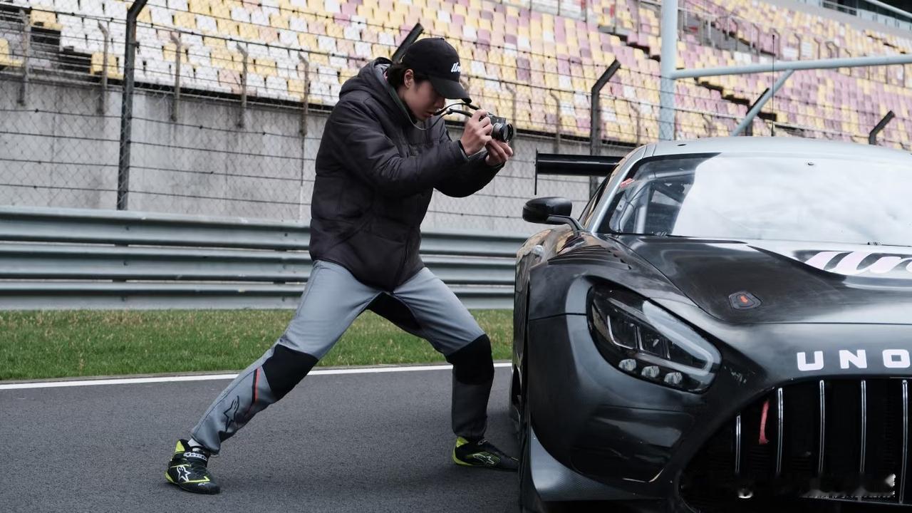 王一博爱摄影，正认真地找各种角度拍摄爱车，看出来对这次新赛车新涂装很满意啦。
王