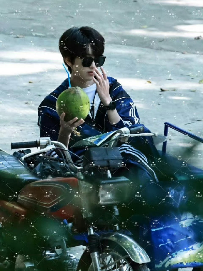 左奇函就算是坐三蹦子也挡不住少爷气质