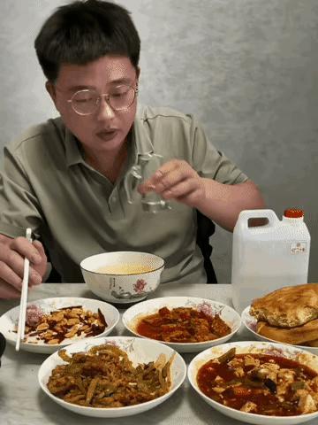 有多少男人活成了这样…
