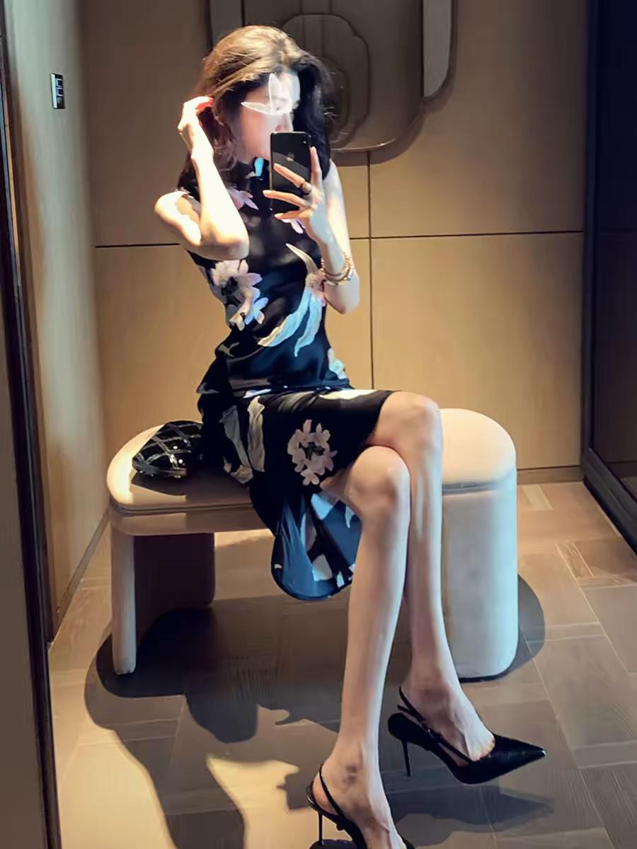 这种御姐风轻熟版的醋酸缎面印花裙，简直是夏天一绝，堪称完美。无论职场通勤还是生活