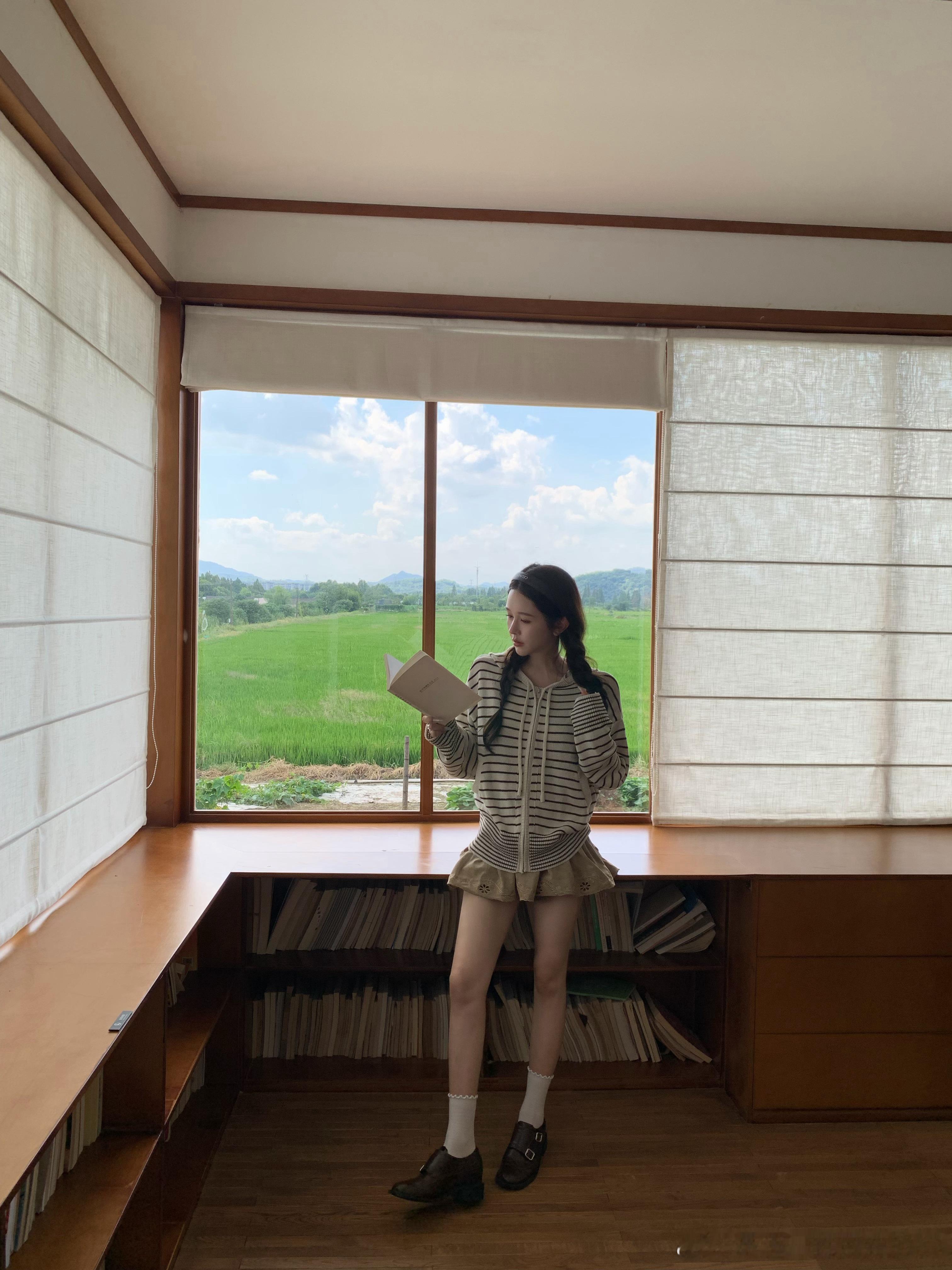 秋天来了🍂当然要穿条纹帽衫呀！！也是明天新款哦 ​​​