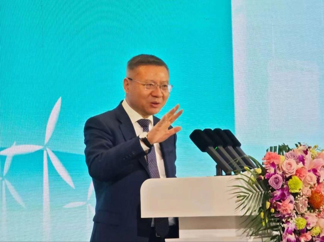 张维为教授参加国际能源发展高峰论坛。
12月11日，张维为教授不在复旦讲学，而是