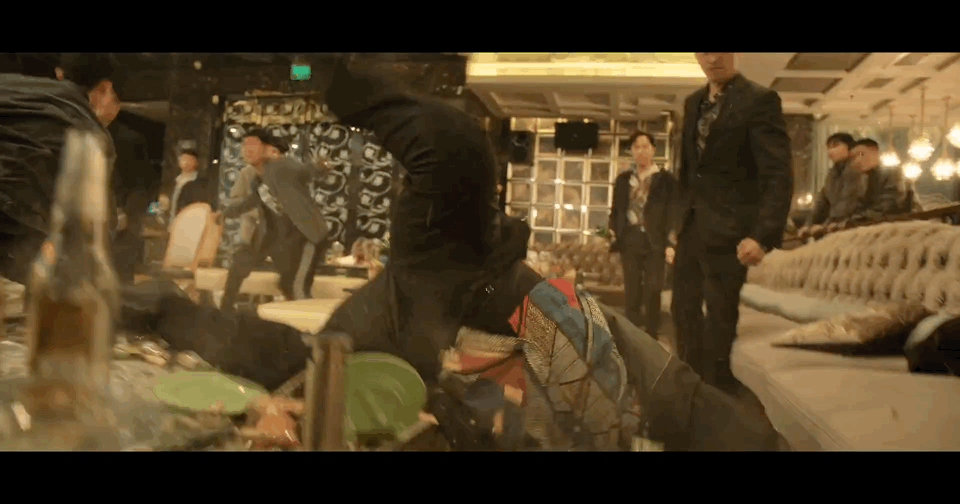 你说你惹黄景瑜干嘛《罚罪2》秦枫太顶了！藏蓝警服加身警徽锃亮，飞身锁喉一气呵成，