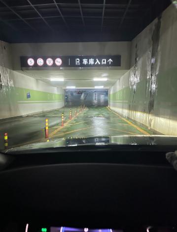 忙到时间都忙忘了！！到公司停车场就我一个人了，空荡荡的!今天就先忙到这里吧！!晚