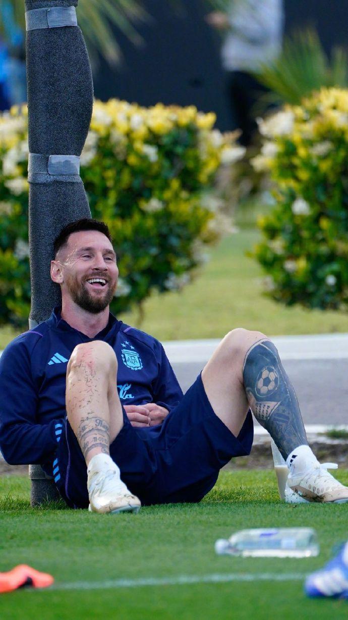 他，像不像一个做白日梦的傻小子？[笑哭]天未黑，眼未闭，靠条柱子，就把自己给乐呵