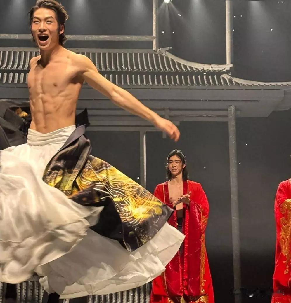 6月娱乐圈乱得很，“流氓”舞团这瓜太离谱。这个舞团一登场就备受关注，一群光着上半
