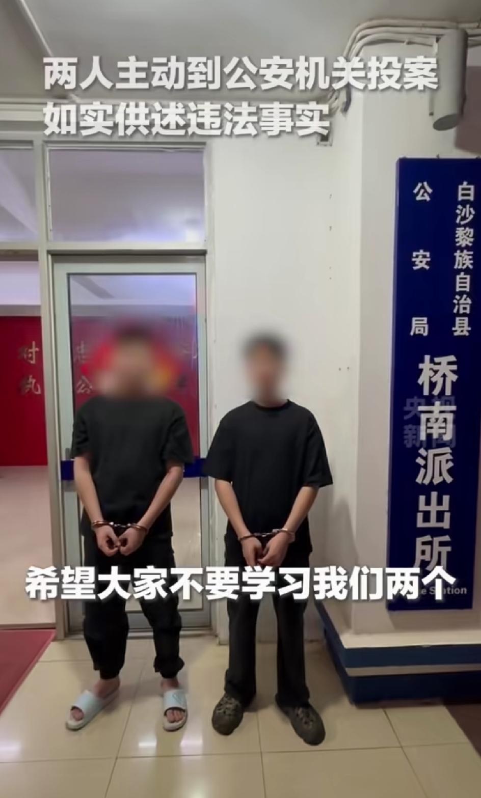 这两个人肯定脑子不太灵光。为了拍视频博流量，两个人拿了两把刀在马路上。短视频发布