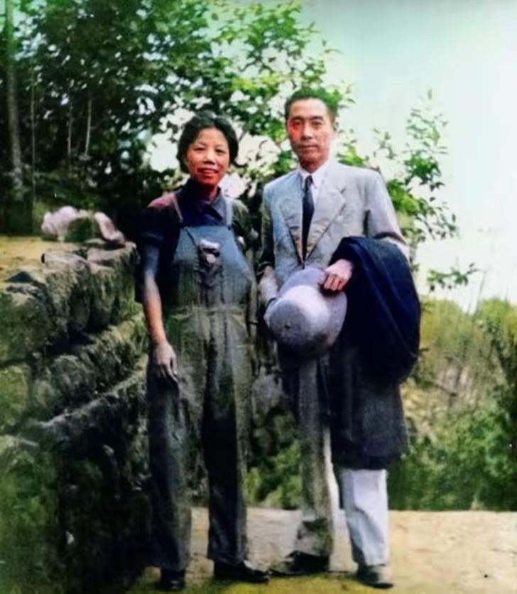 1941年，地点重庆，周恩来身穿笔挺西装打领带，左手抱着一件外套，邓颖超身穿背带
