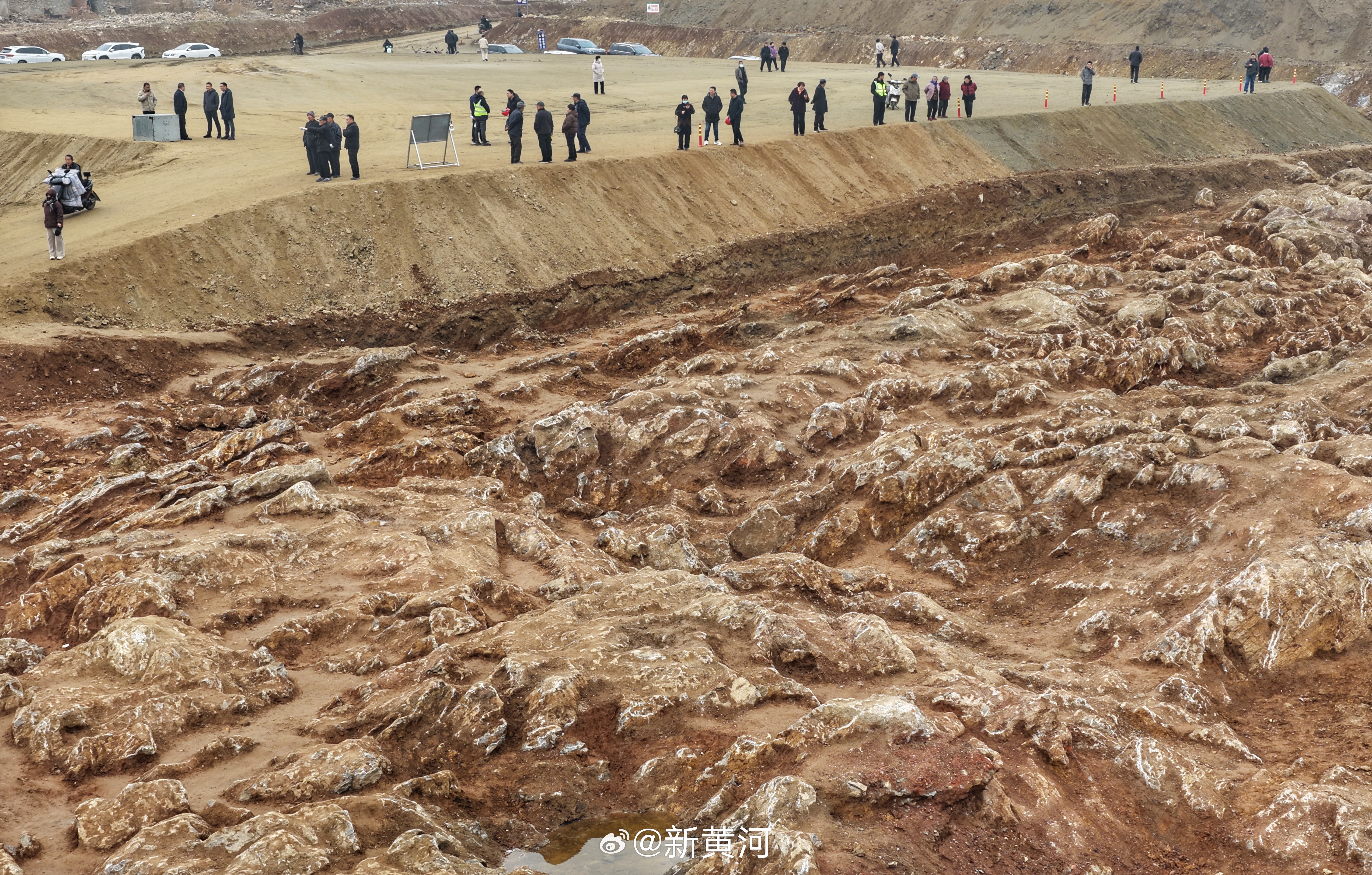 【#泰安一地发现石海#】#专家回应泰安一地现石海# 近日，济枣铁路宁阳段发现“石