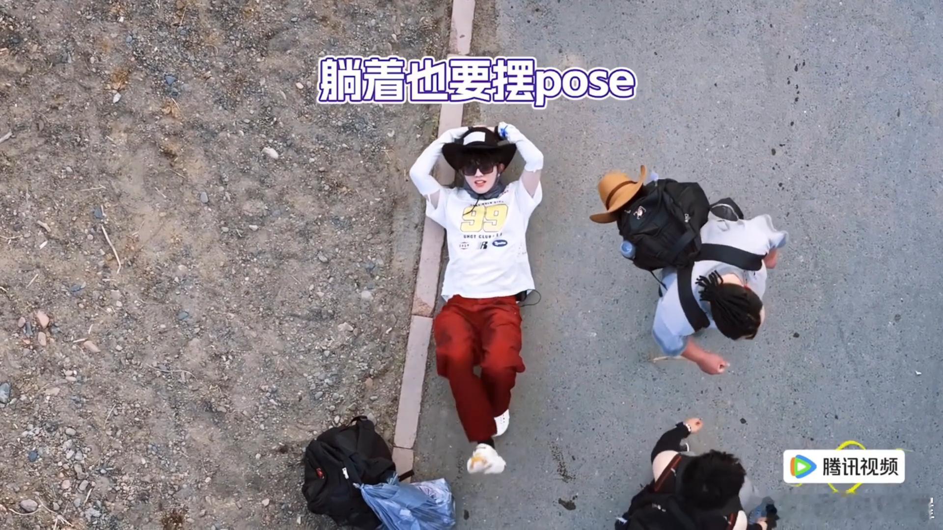 苏新皓不会踢球尽量帮助队友一路向海的少年实力不够态度来凑，苏新皓踢球环节认清自己