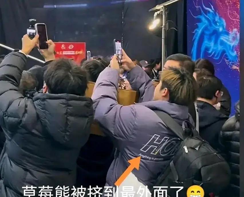 赛后混采区挤破玻璃，记者举着手机的手在抖。
 
话筒堆成小山，你数了数——比前两