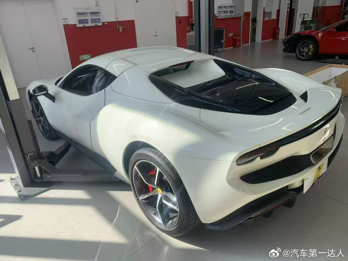 不必用红定义热爱，极简才是高阶审美✨ 法拉利296GTS高定版，白外黑内无一丝红