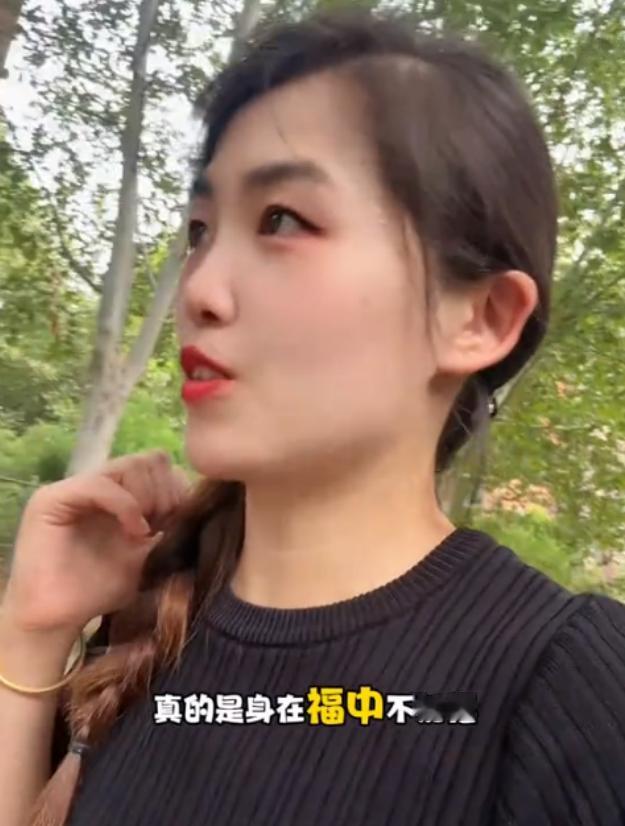 我哥离婚前，前嫂子嫌他赚得少，月薪一万二，不够花。
离婚后，我哥还是月薪一万二，