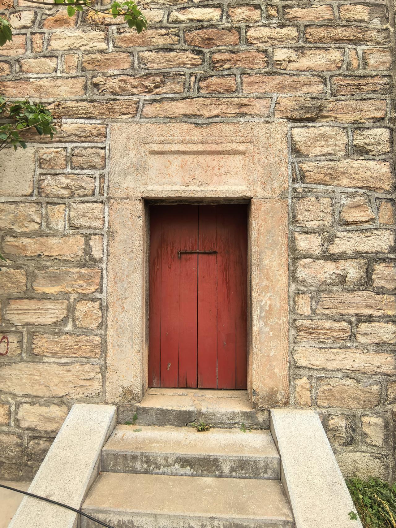 这是峨庄三教堂残存的一道观石门，有知道门联内容的吗？请教了一一