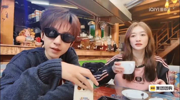 一路繁花两季唱难忘今宵对比 吵吵闹闹又分不开的亲情，心心相印约再见的友情。两季《