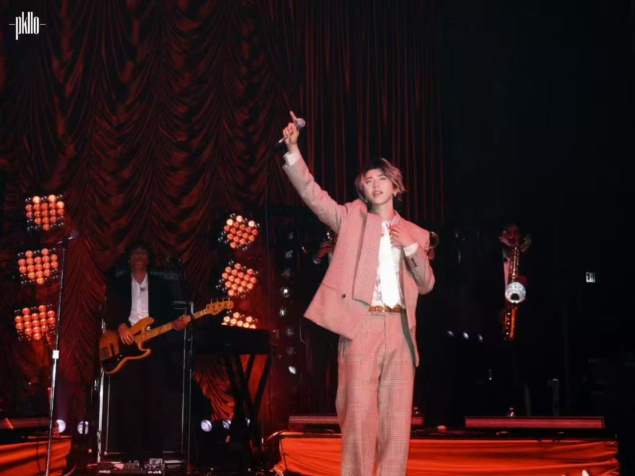 蔡徐坤音乐节压台出场 压轴登场的气场绝了！灯光亮起的瞬间，全场欢呼都快掀翻屋顶，