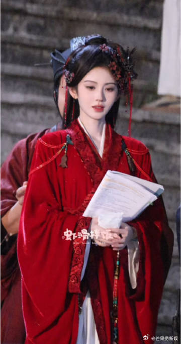 鞠婧祎苏绿夏红衣妆造鞠婧祎最适配红衣之人鞠婧祎红衣造型直接惊艳到我！红裳摇曳，风