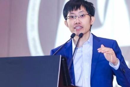 不到一年，被捧上神坛的“英雄”成了“人人喊打的过街老鼠”，国家是时候出手管管AI