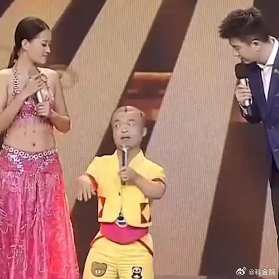 《侏儒男子娶美貌娇妻，妻子小他10岁，曾为他两次私奔》播放量：5924作者：C位