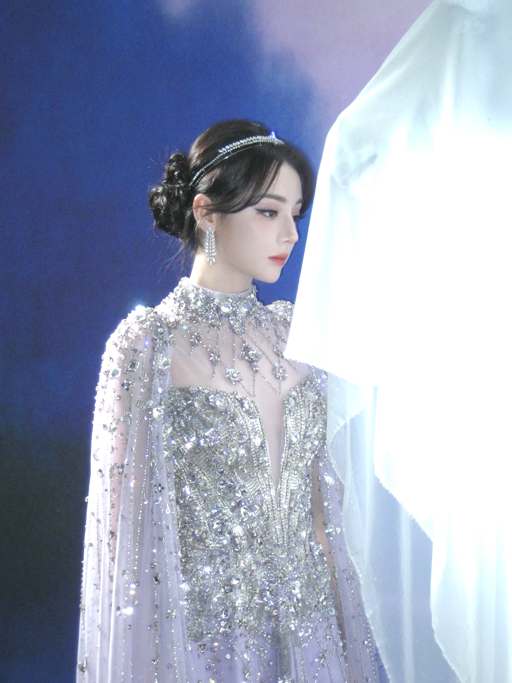 迪丽热巴  🌷藤影垂落，光影交汇捕捉到今日份花海主角。快说！你准确爱上姐姐的时