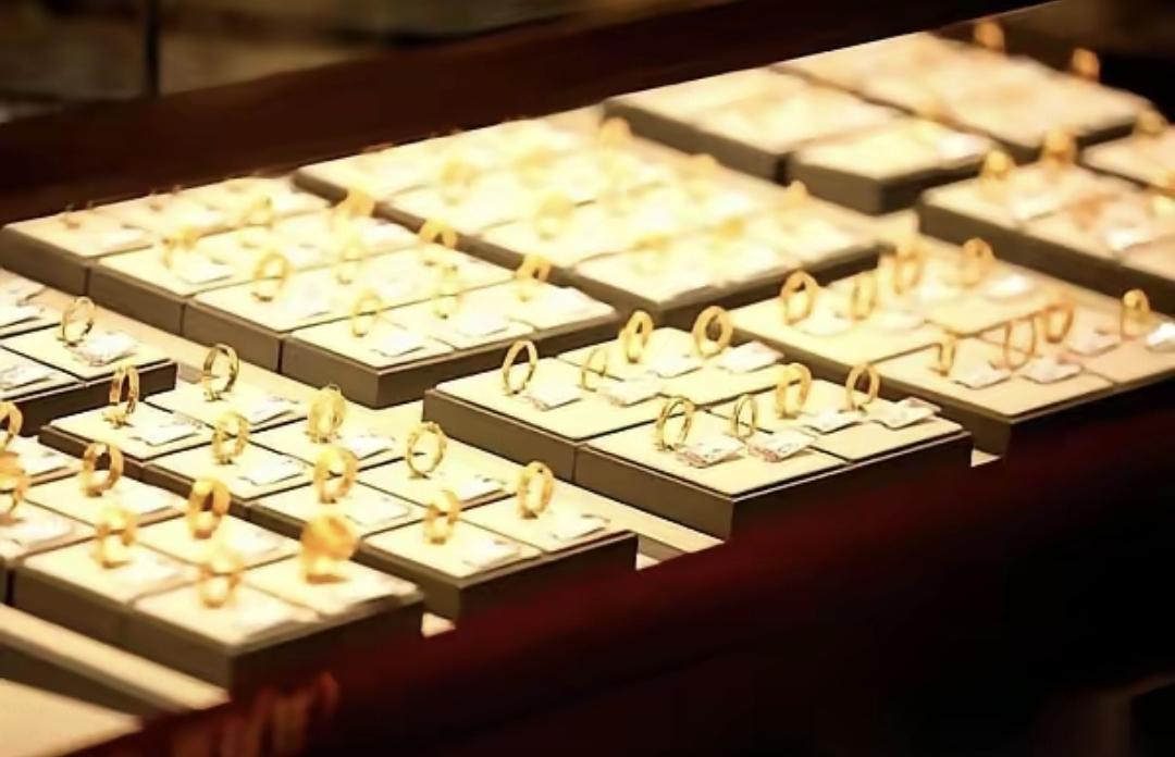 金价跌穿4100美元，柜姐说“现在买划算”，可没人敢伸手。
这波跌得太猛，一周掉