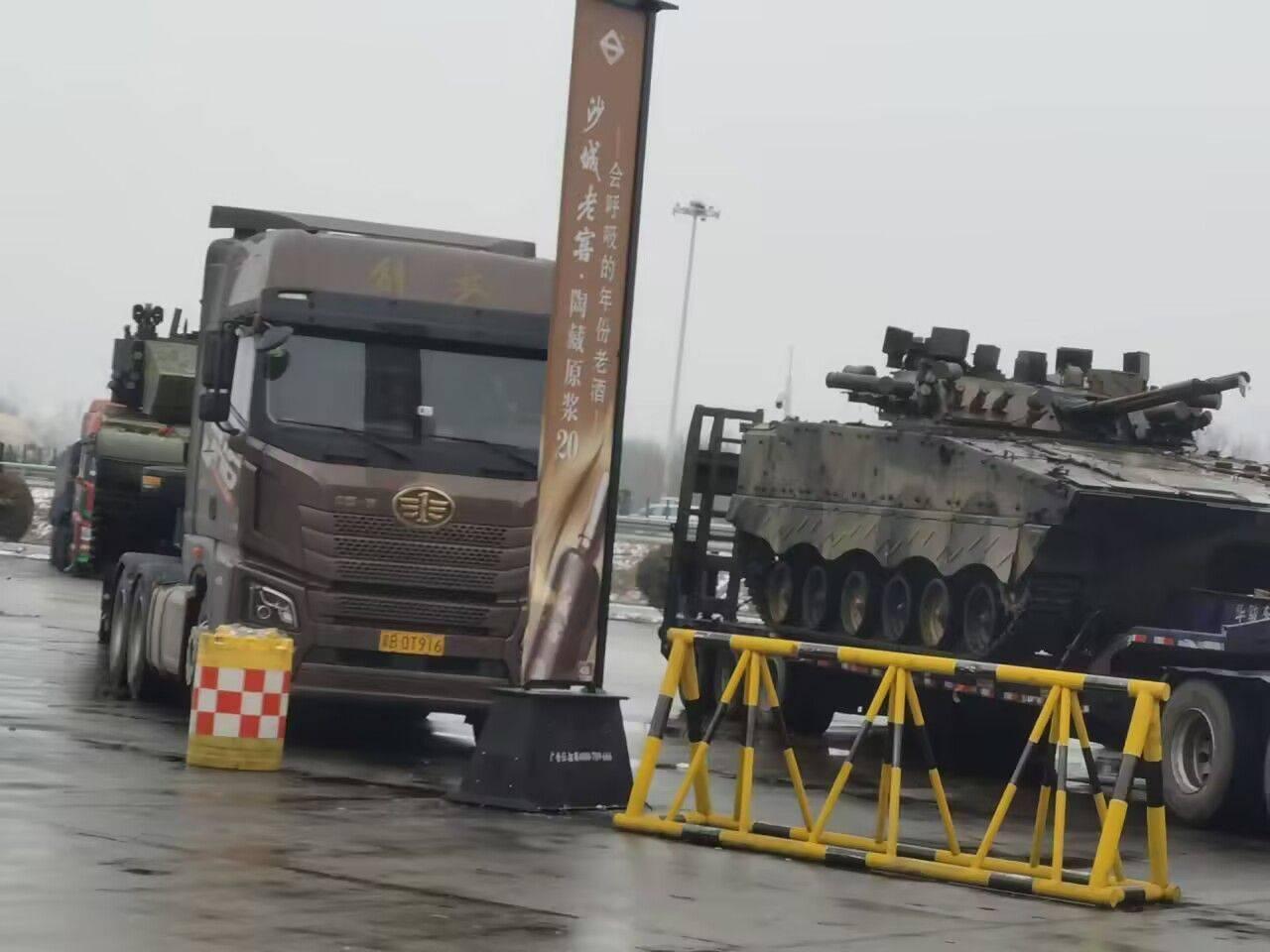 04A加装新型防无人机系统和新型反坦克导弹？旁边一辆99A貌似也加装了主动防御系