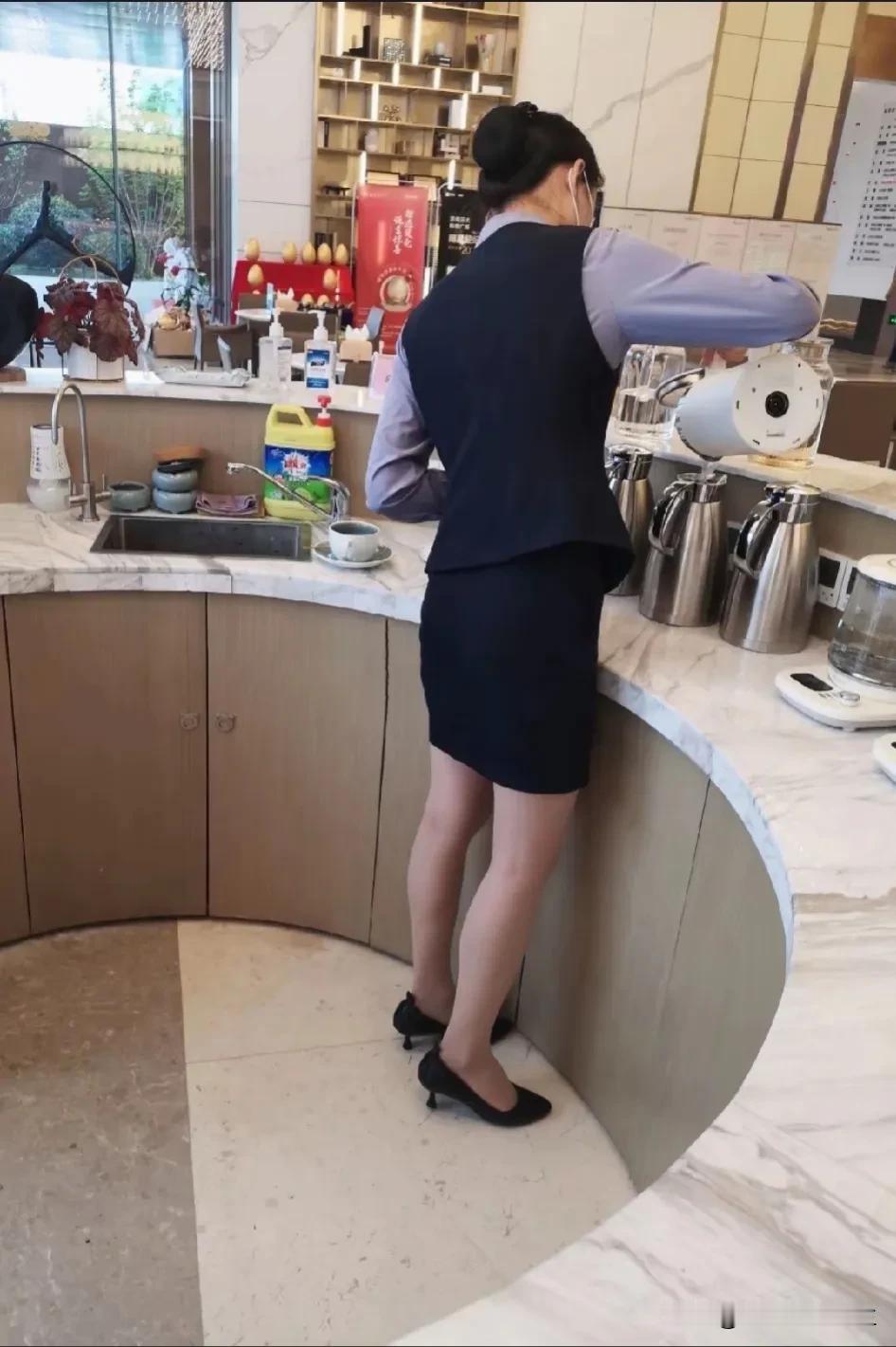 为什么现在的服务员越来越漂亮了？[抠鼻]