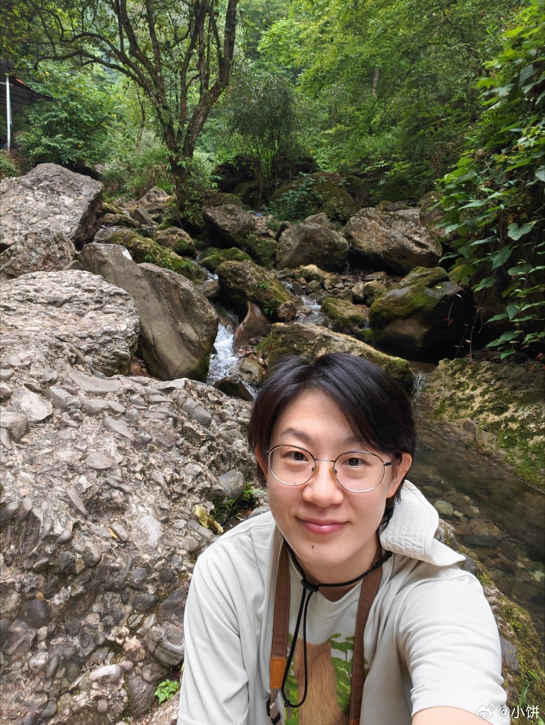 青城山里太凉快了 这小风吹的 我都要感冒了哈哈哈哈哈哈哈哈哈  路上随便抓个姐姐