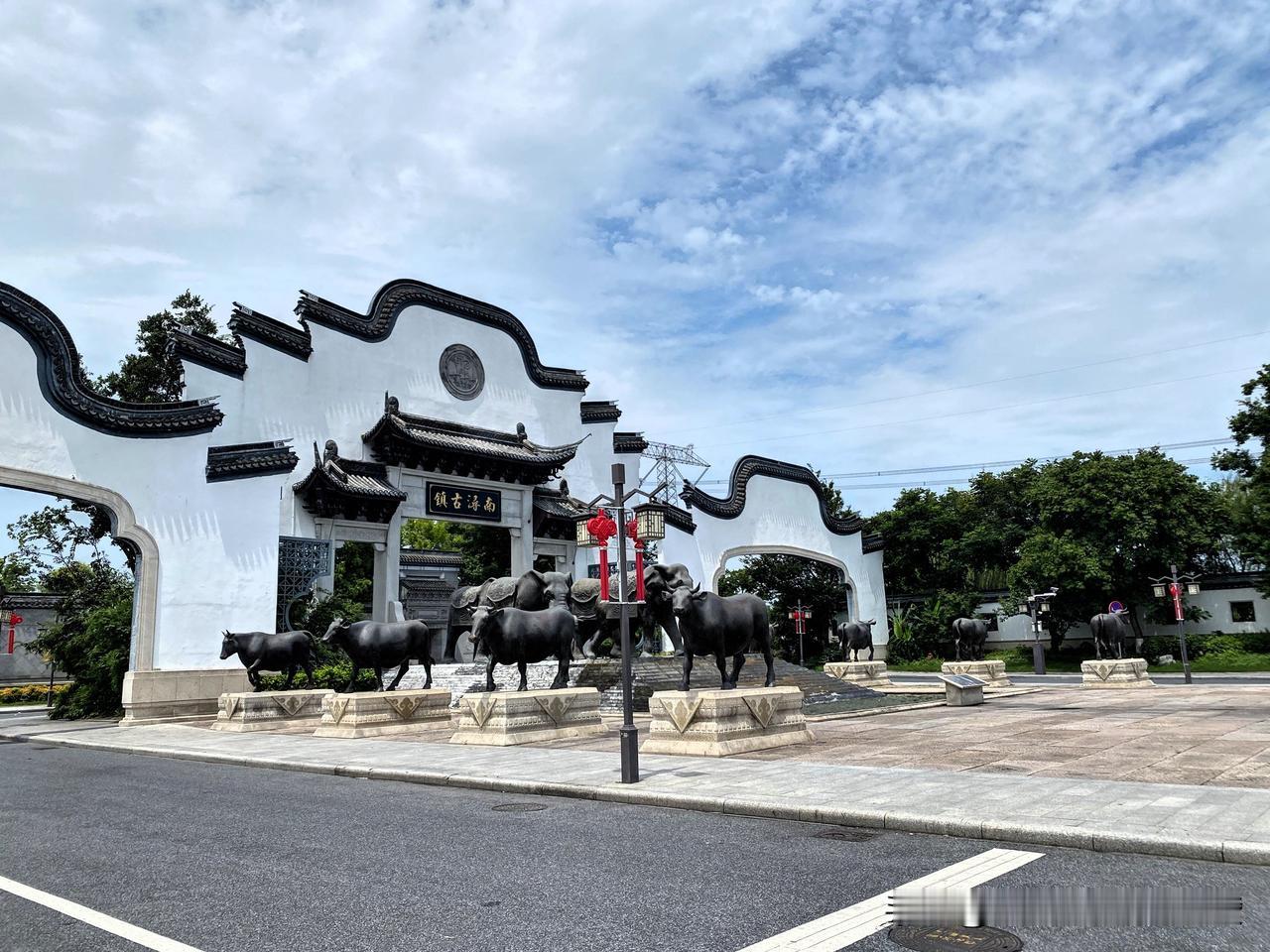 我特别喜欢景区里的青平大桥，这座普通的水泥桥因为联系着去上海的青平公路，所以叫青