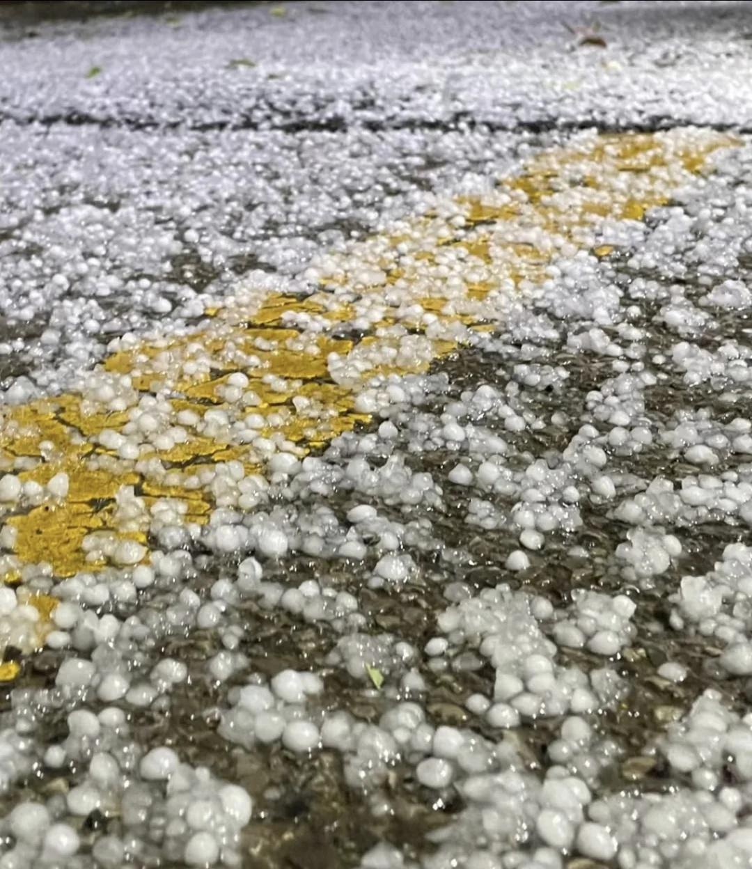 凌晨12点，狂风暴雨，被武汉的冰雹砸醒～
记录一下武汉的怪天气@四月份的冰雹 @