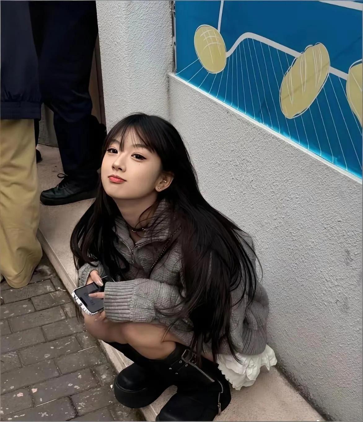 两位美女都挺漂亮，大部分男人都喜欢图一吧？看起来比较乖巧！